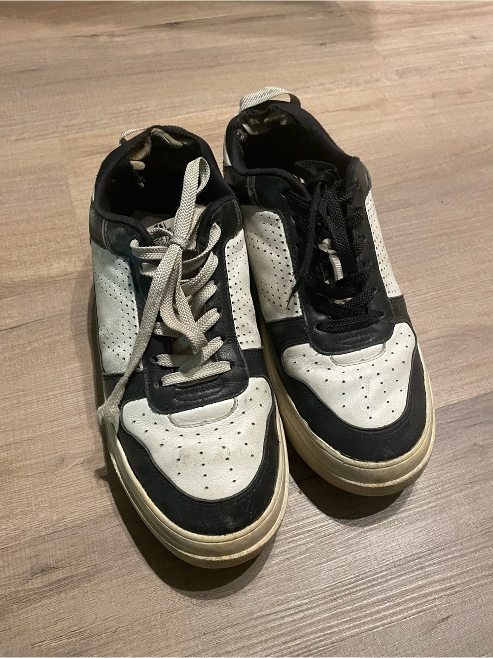 Le Tigre Black and White Sneakers
